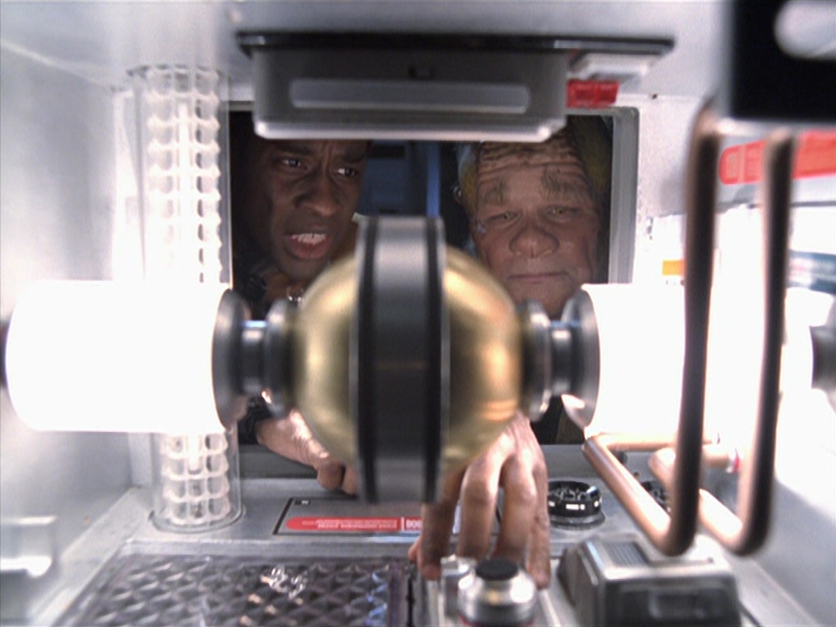 extant_StarTrek_VOY_6x25-TheHauntingOfDeckTwelve_02526.jpg