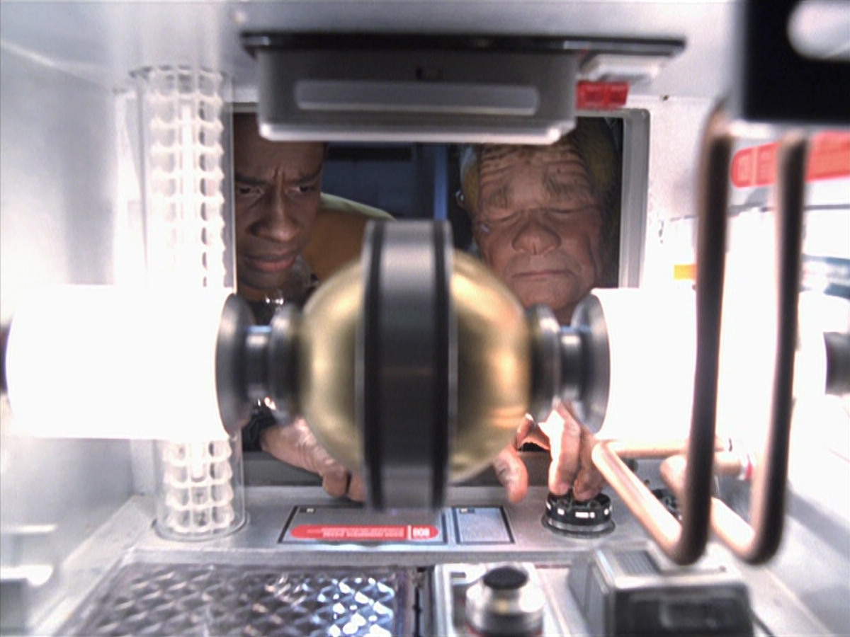 extant_StarTrek_VOY_6x25-TheHauntingOfDeckTwelve_02528.jpg