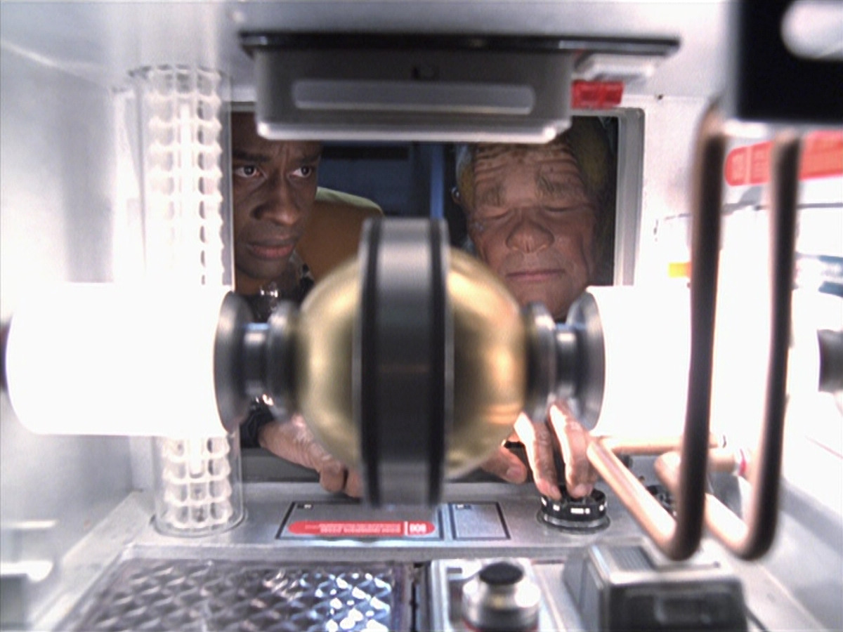extant_StarTrek_VOY_6x25-TheHauntingOfDeckTwelve_02530.jpg