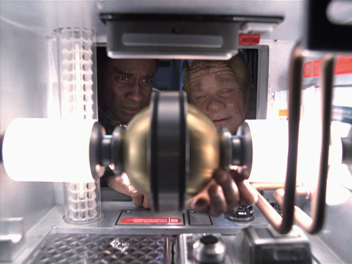 extant_StarTrek_VOY_6x25-TheHauntingOfDeckTwelve_02535.jpg