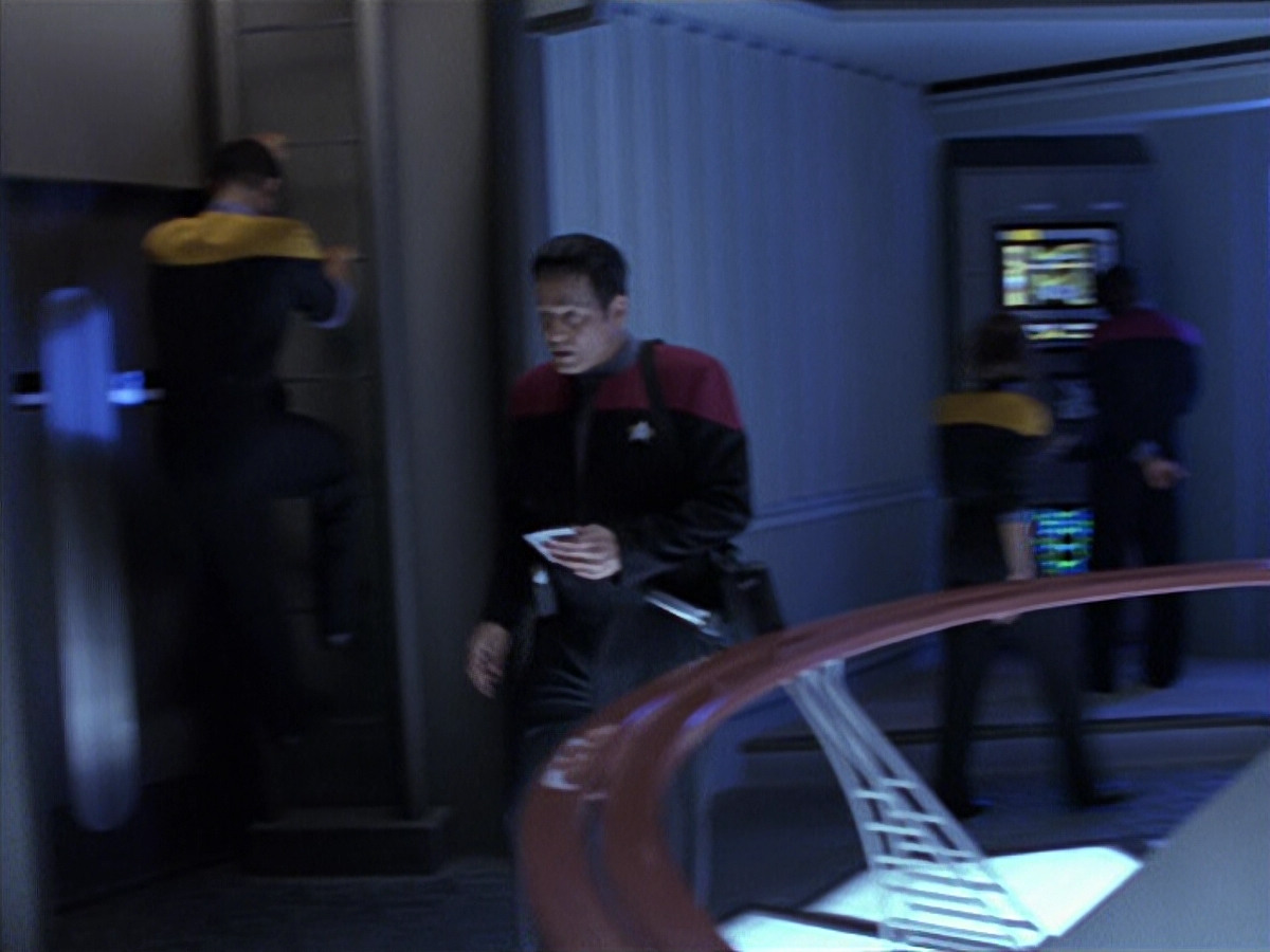 extant_StarTrek_VOY_6x25-TheHauntingOfDeckTwelve_02544.jpg