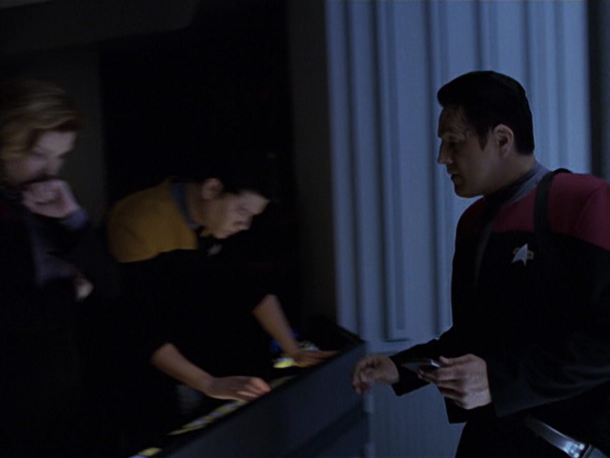 extant_StarTrek_VOY_6x25-TheHauntingOfDeckTwelve_02546.jpg