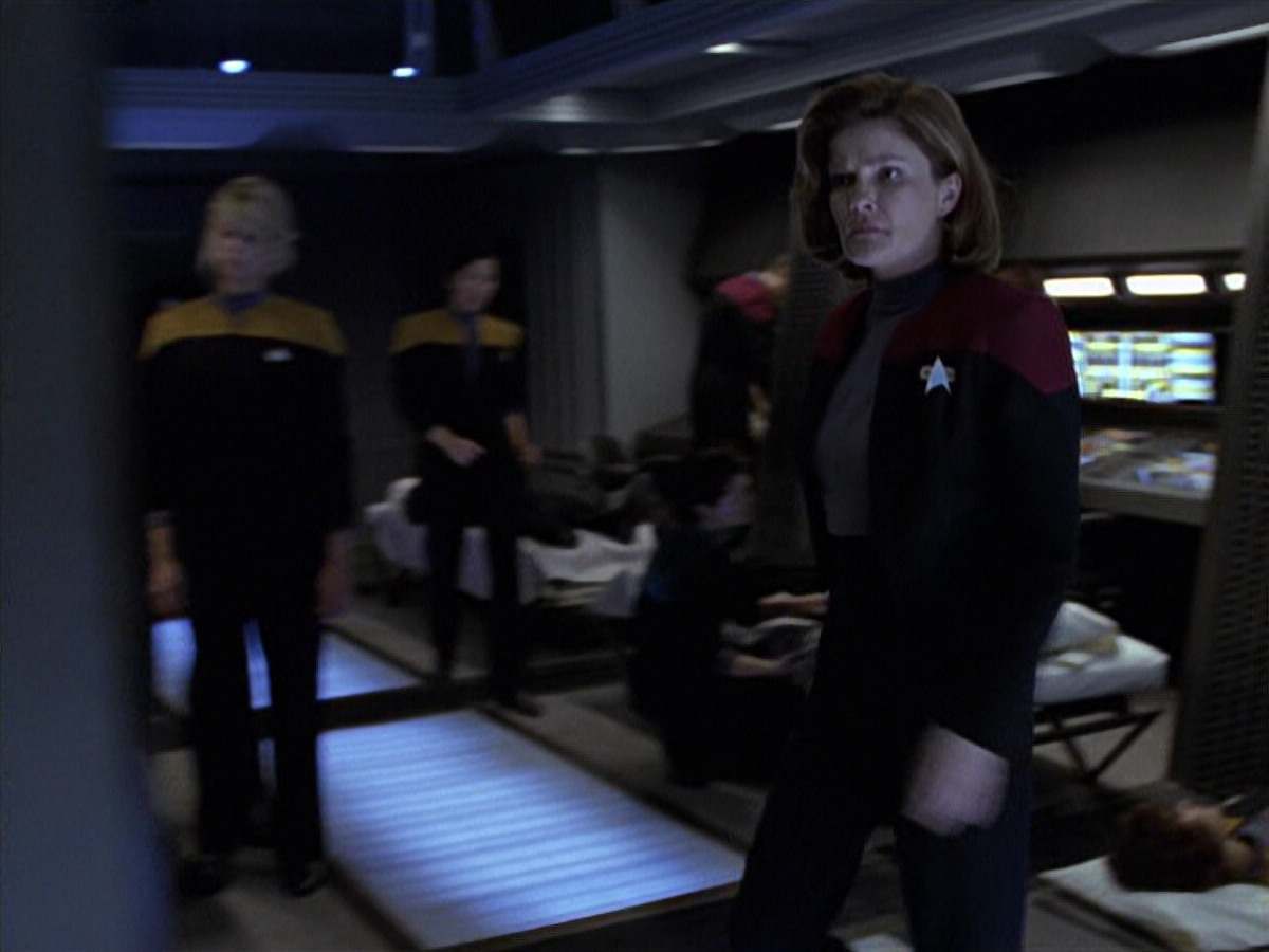extant_StarTrek_VOY_6x25-TheHauntingOfDeckTwelve_02564.jpg