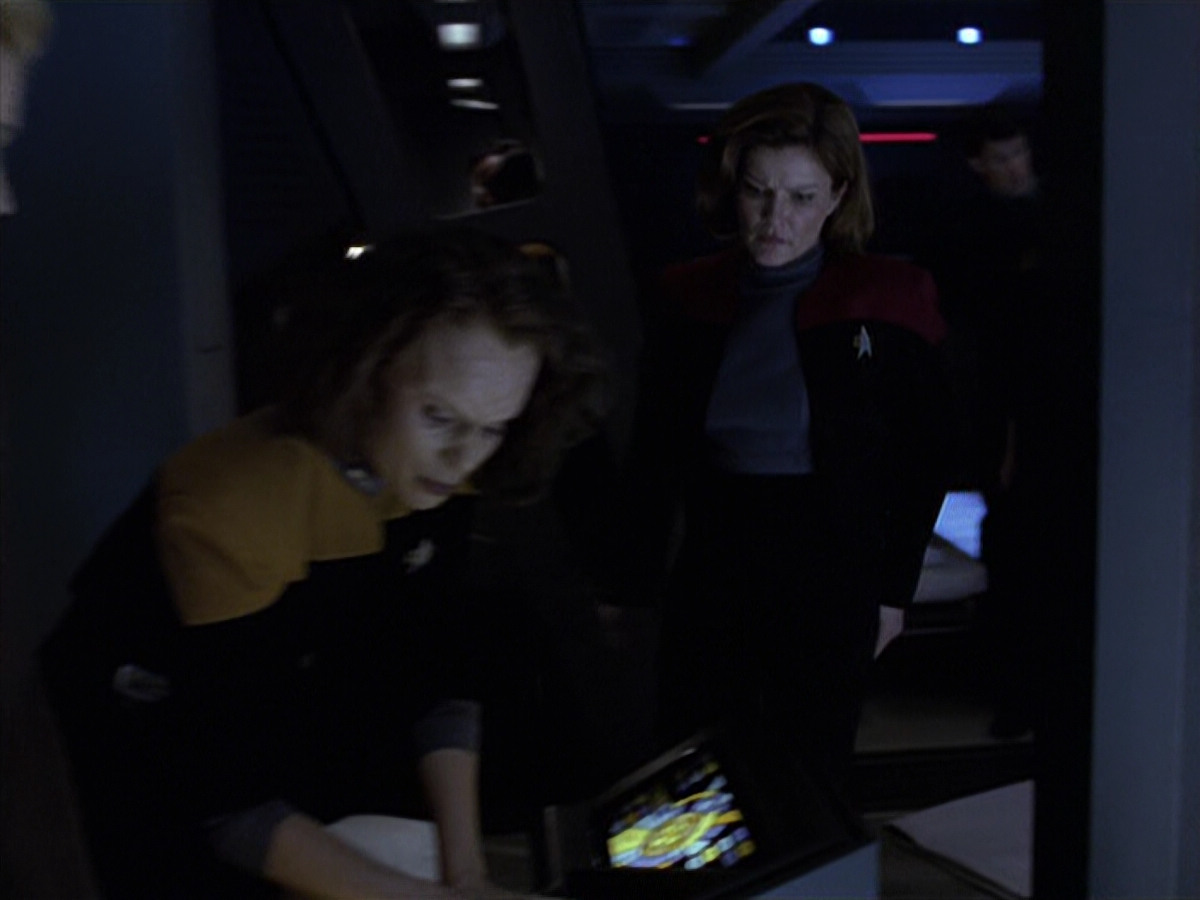 extant_StarTrek_VOY_6x25-TheHauntingOfDeckTwelve_02566.jpg