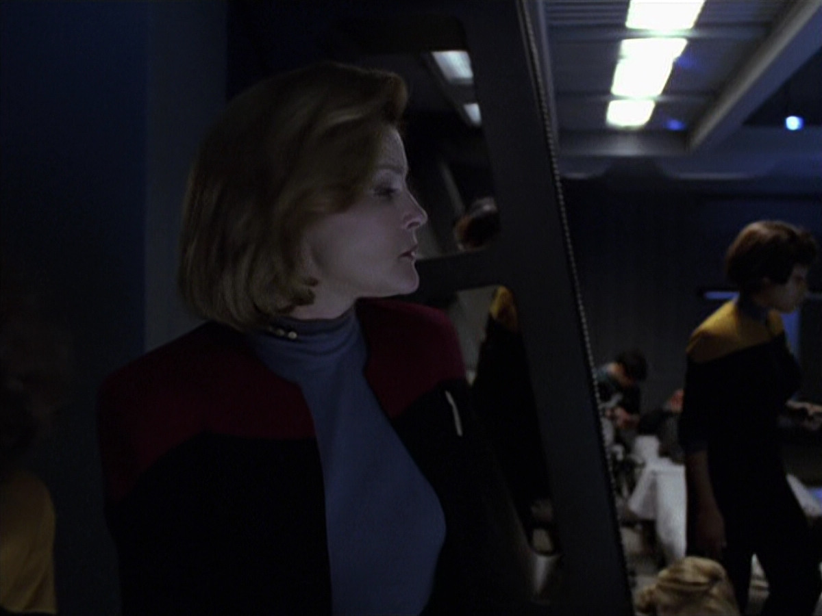 extant_StarTrek_VOY_6x25-TheHauntingOfDeckTwelve_02586.jpg
