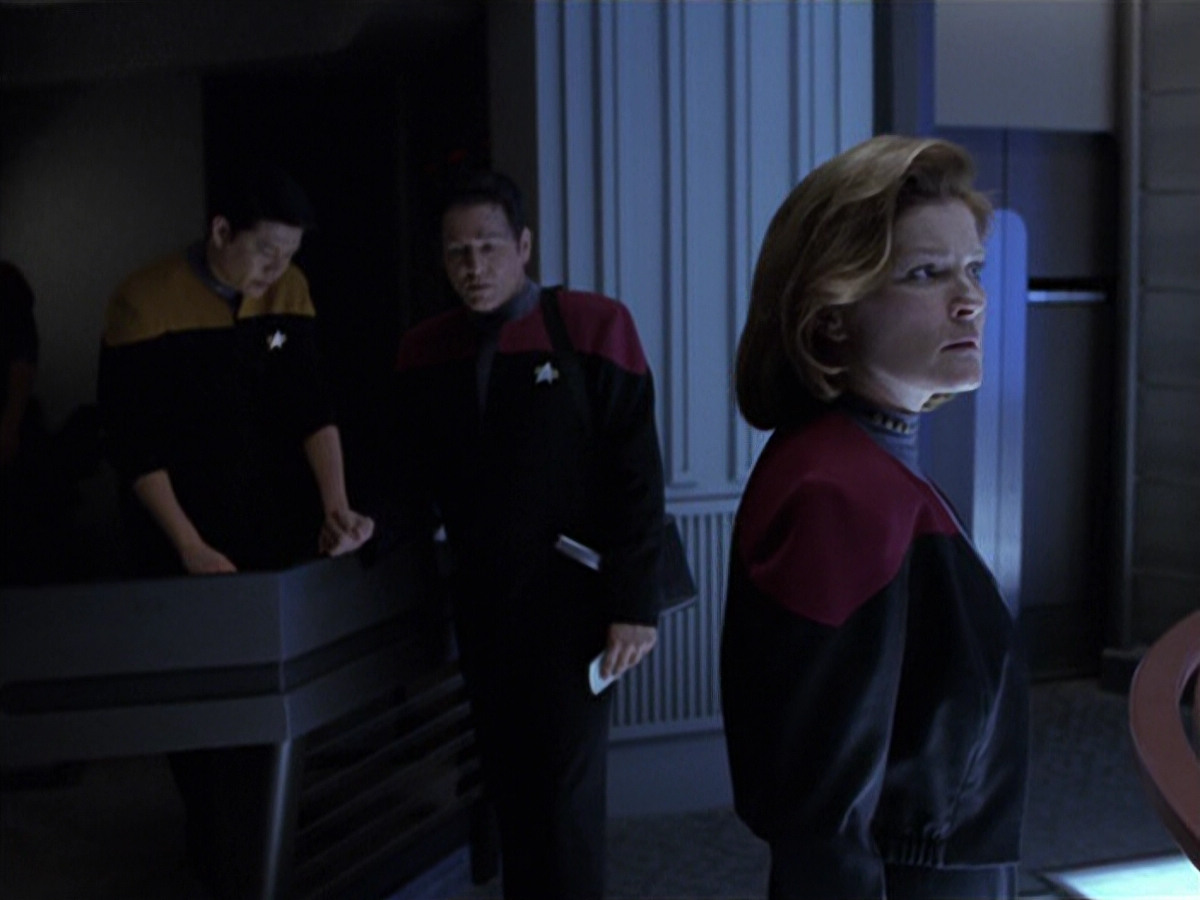 extant_StarTrek_VOY_6x25-TheHauntingOfDeckTwelve_02601.jpg