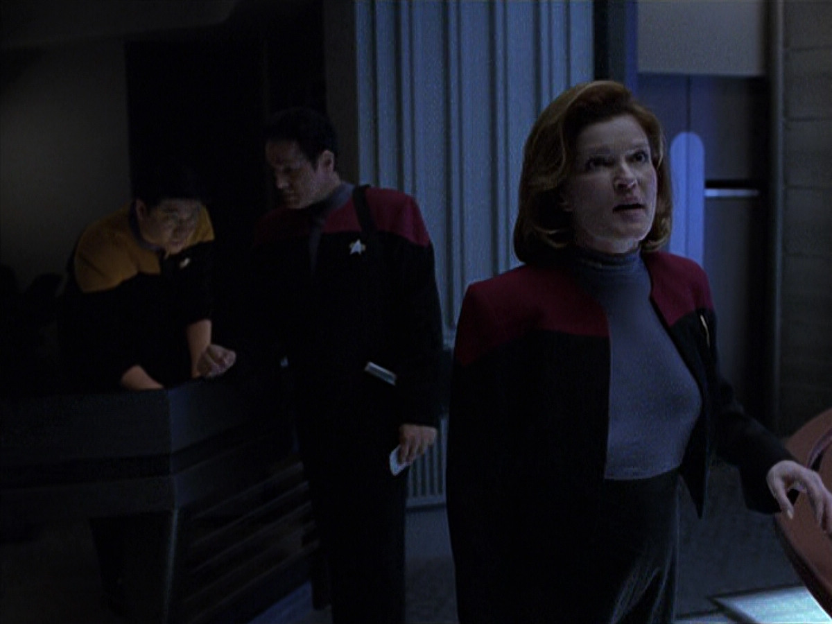 extant_StarTrek_VOY_6x25-TheHauntingOfDeckTwelve_02606.jpg