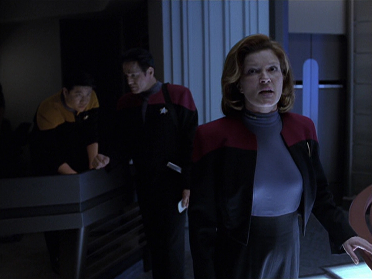 extant_StarTrek_VOY_6x25-TheHauntingOfDeckTwelve_02607.jpg