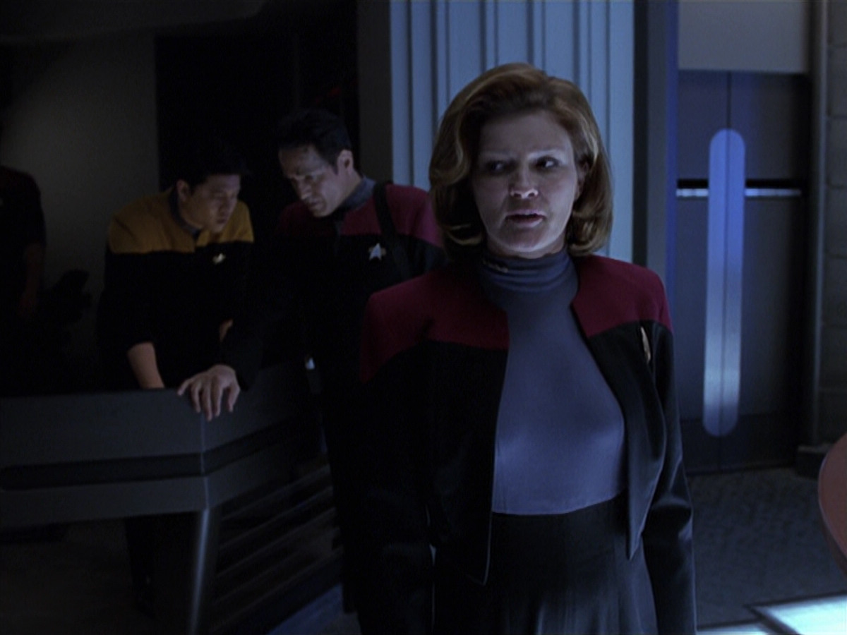 extant_StarTrek_VOY_6x25-TheHauntingOfDeckTwelve_02616.jpg