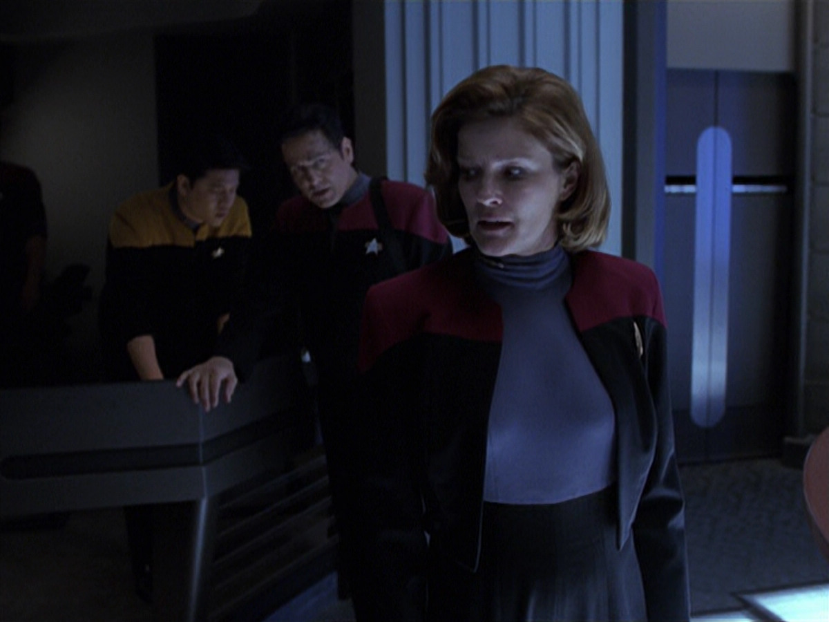 extant_StarTrek_VOY_6x25-TheHauntingOfDeckTwelve_02617.jpg