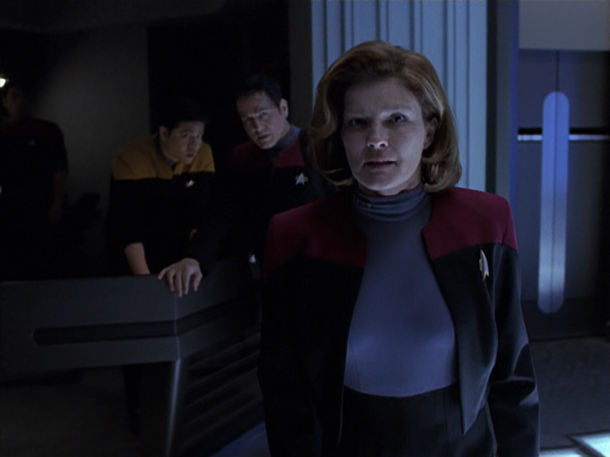 extant_StarTrek_VOY_6x25-TheHauntingOfDeckTwelve_02619.jpg