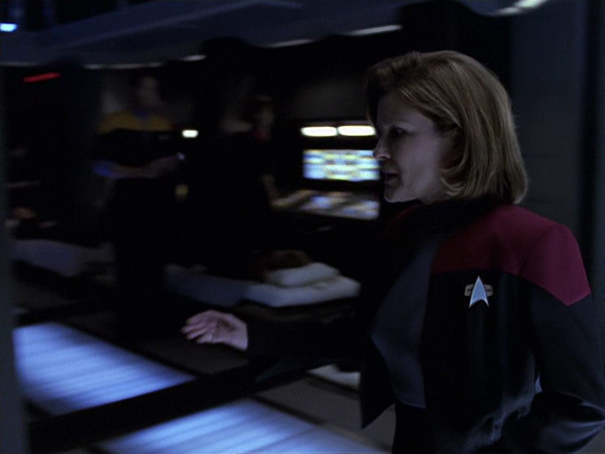 extant_StarTrek_VOY_6x25-TheHauntingOfDeckTwelve_02622.jpg