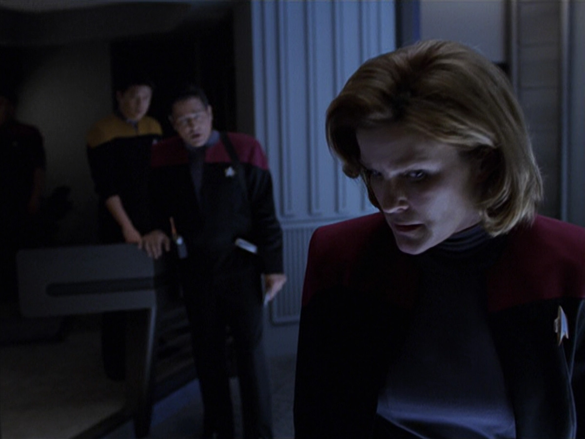 extant_StarTrek_VOY_6x25-TheHauntingOfDeckTwelve_02652.jpg
