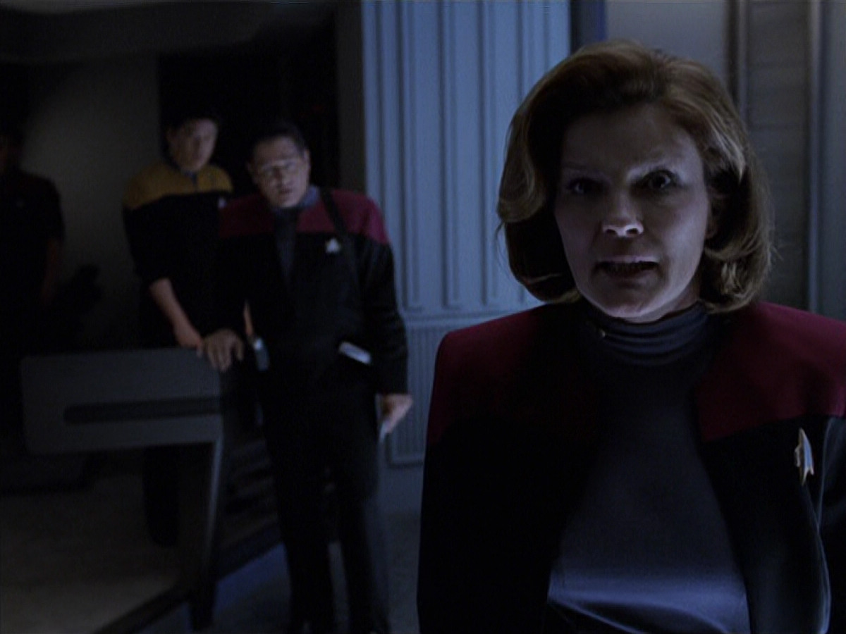 extant_StarTrek_VOY_6x25-TheHauntingOfDeckTwelve_02653.jpg