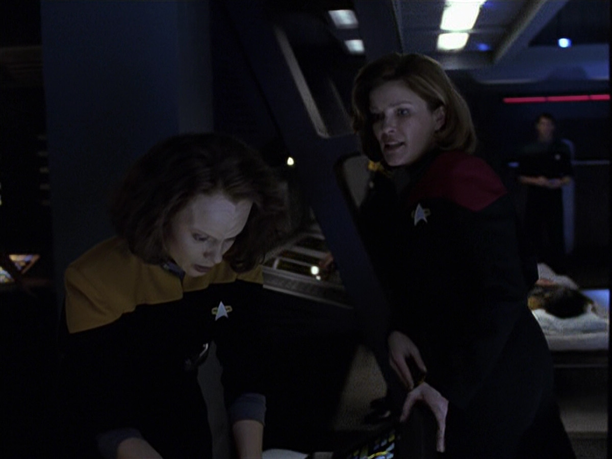 extant_StarTrek_VOY_6x25-TheHauntingOfDeckTwelve_02661.jpg