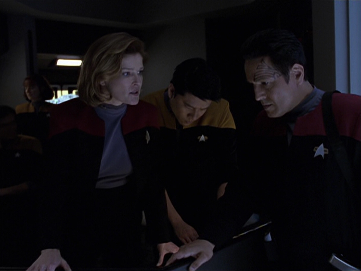extant_StarTrek_VOY_6x25-TheHauntingOfDeckTwelve_02702.jpg