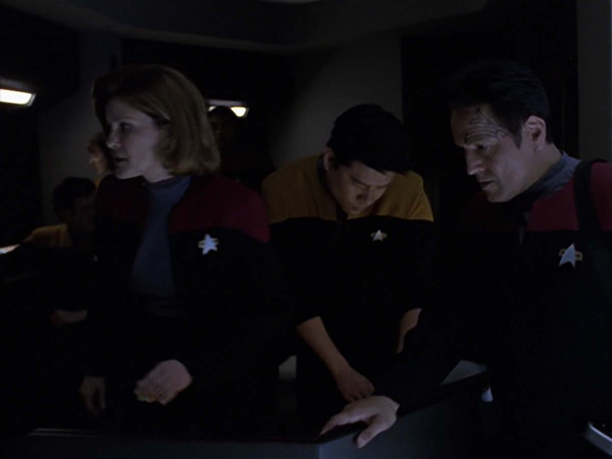 extant_StarTrek_VOY_6x25-TheHauntingOfDeckTwelve_02703.jpg