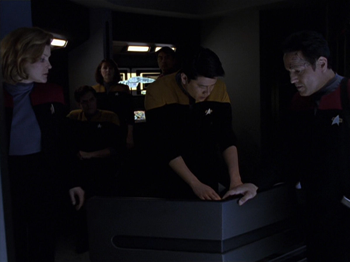 extant_StarTrek_VOY_6x25-TheHauntingOfDeckTwelve_02705.jpg
