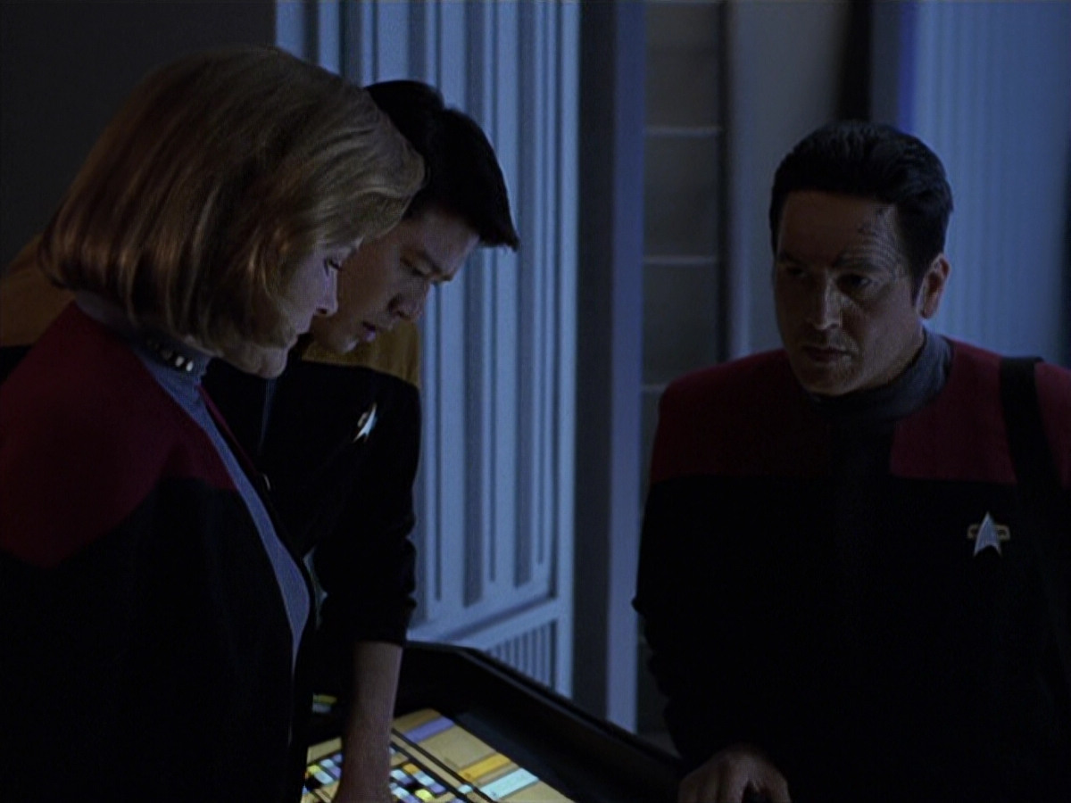extant_StarTrek_VOY_6x25-TheHauntingOfDeckTwelve_02710.jpg