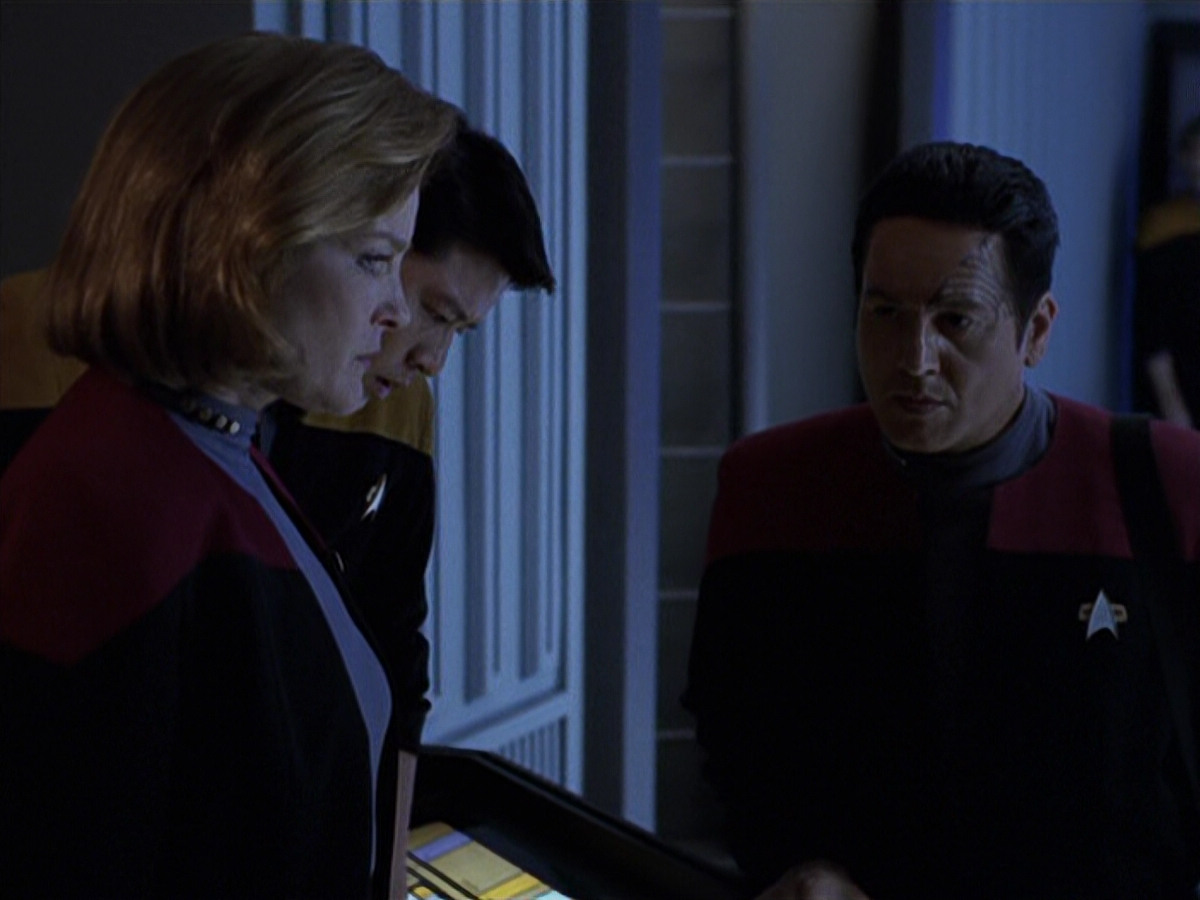 extant_StarTrek_VOY_6x25-TheHauntingOfDeckTwelve_02711.jpg