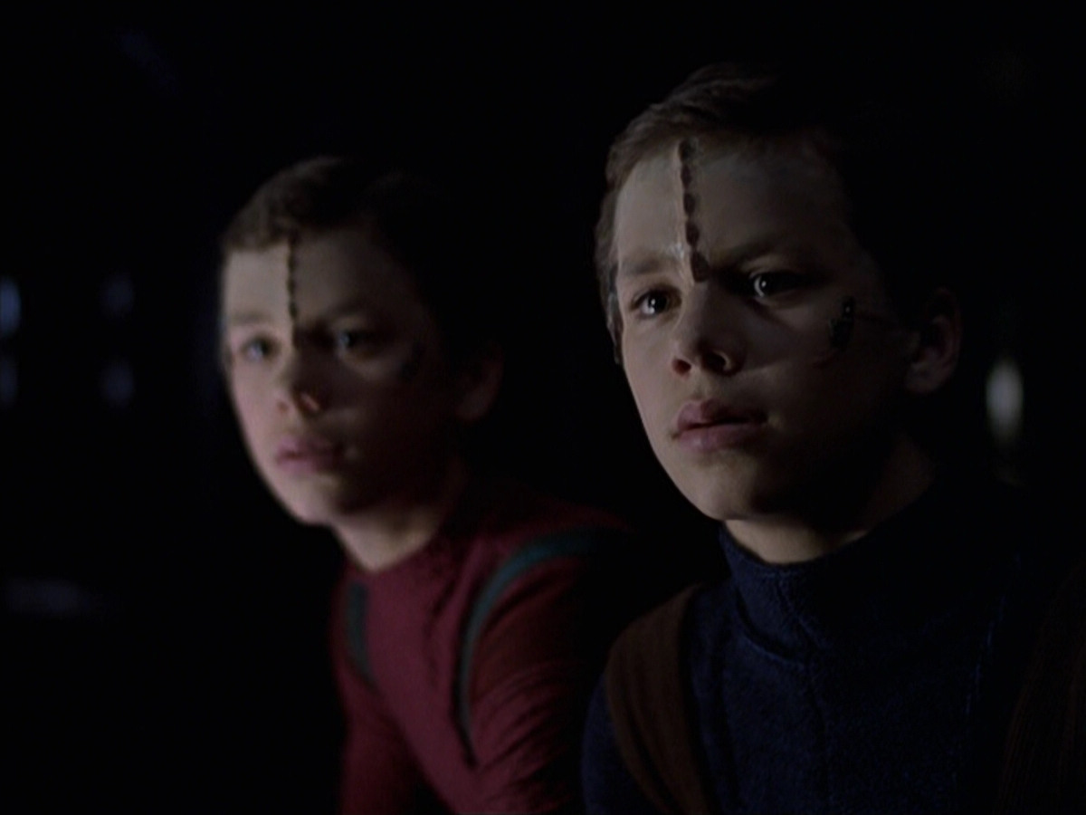 extant_StarTrek_VOY_6x25-TheHauntingOfDeckTwelve_02746.jpg