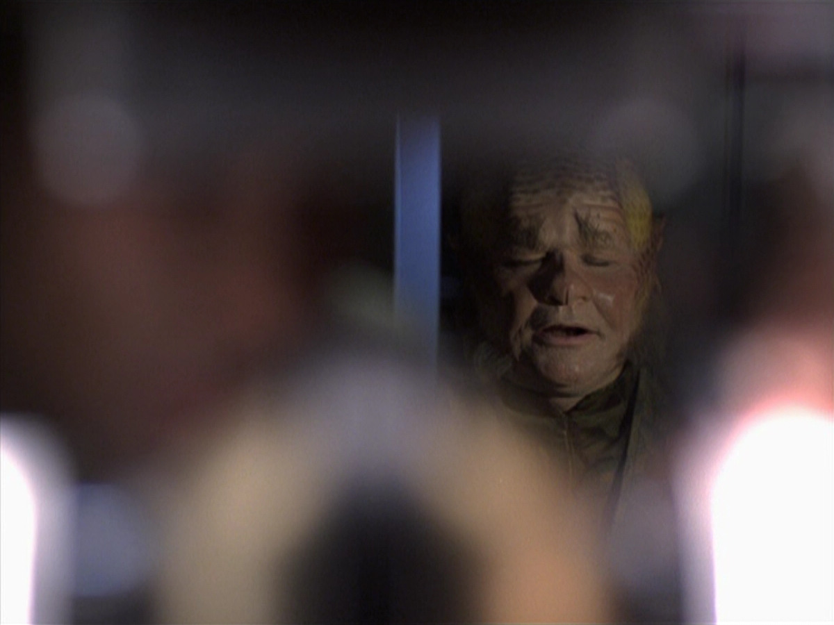 extant_StarTrek_VOY_6x25-TheHauntingOfDeckTwelve_02780.jpg
