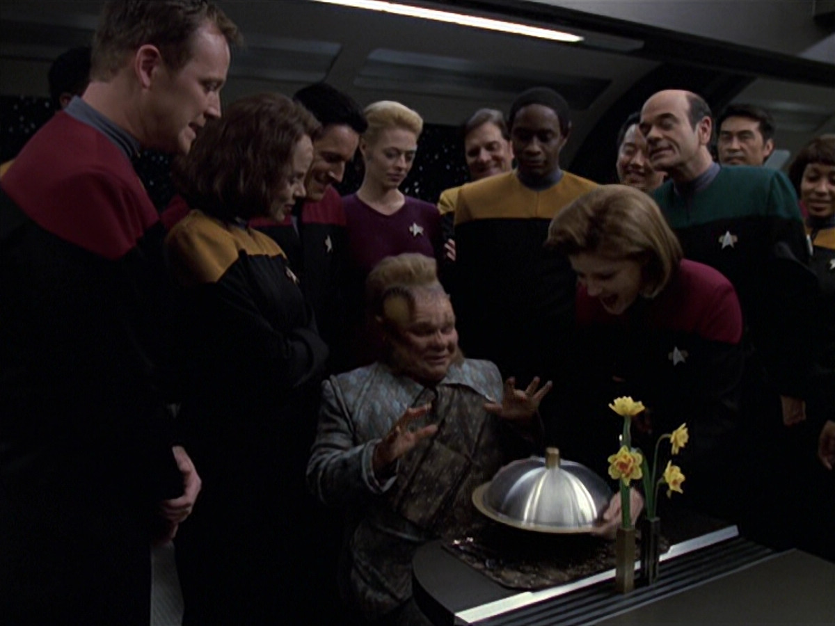 extant_StarTrek_VOY_6x25-TheHauntingOfDeckTwelve_02807.jpg