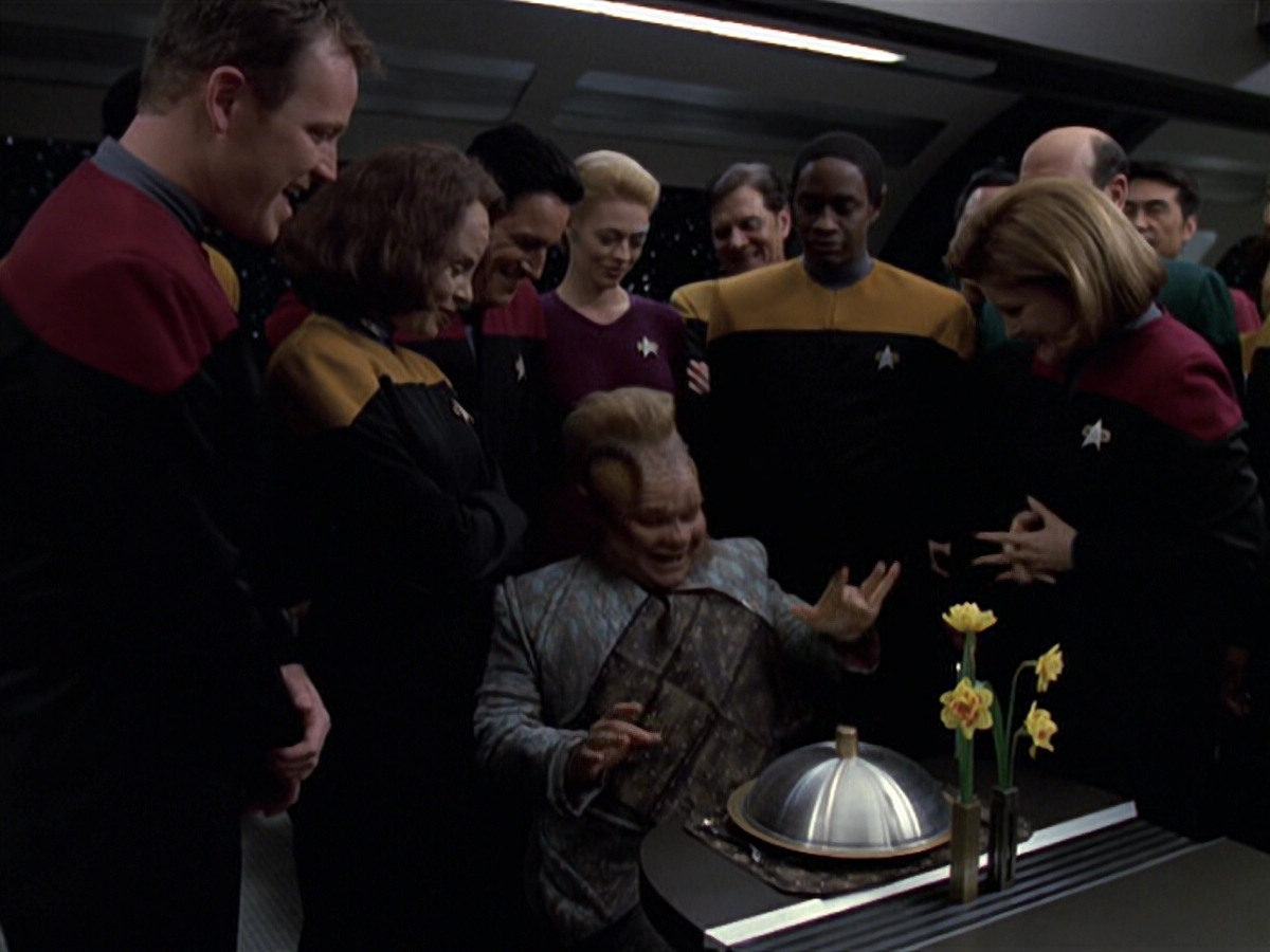 extant_StarTrek_VOY_6x25-TheHauntingOfDeckTwelve_02810.jpg