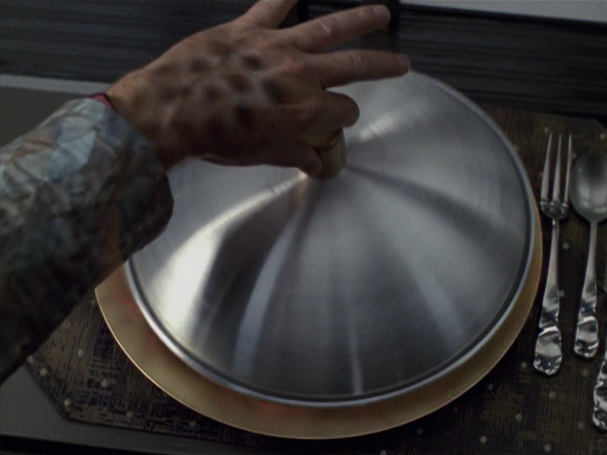 extant_StarTrek_VOY_6x25-TheHauntingOfDeckTwelve_02812.jpg