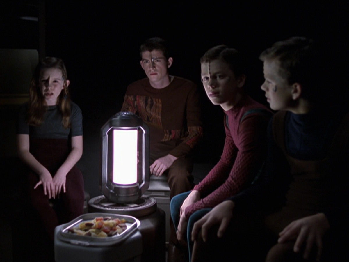extant_StarTrek_VOY_6x25-TheHauntingOfDeckTwelve_02820.jpg