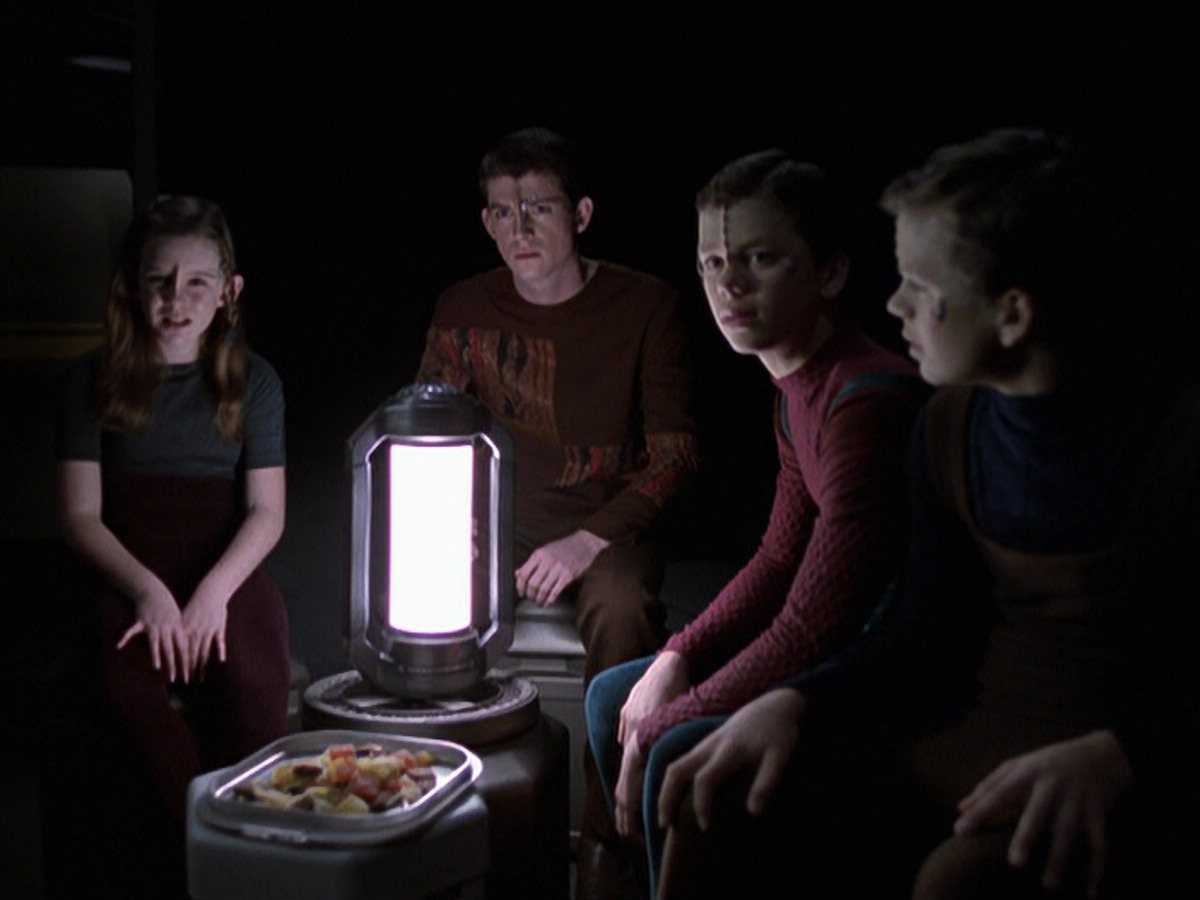extant_StarTrek_VOY_6x25-TheHauntingOfDeckTwelve_02821.jpg