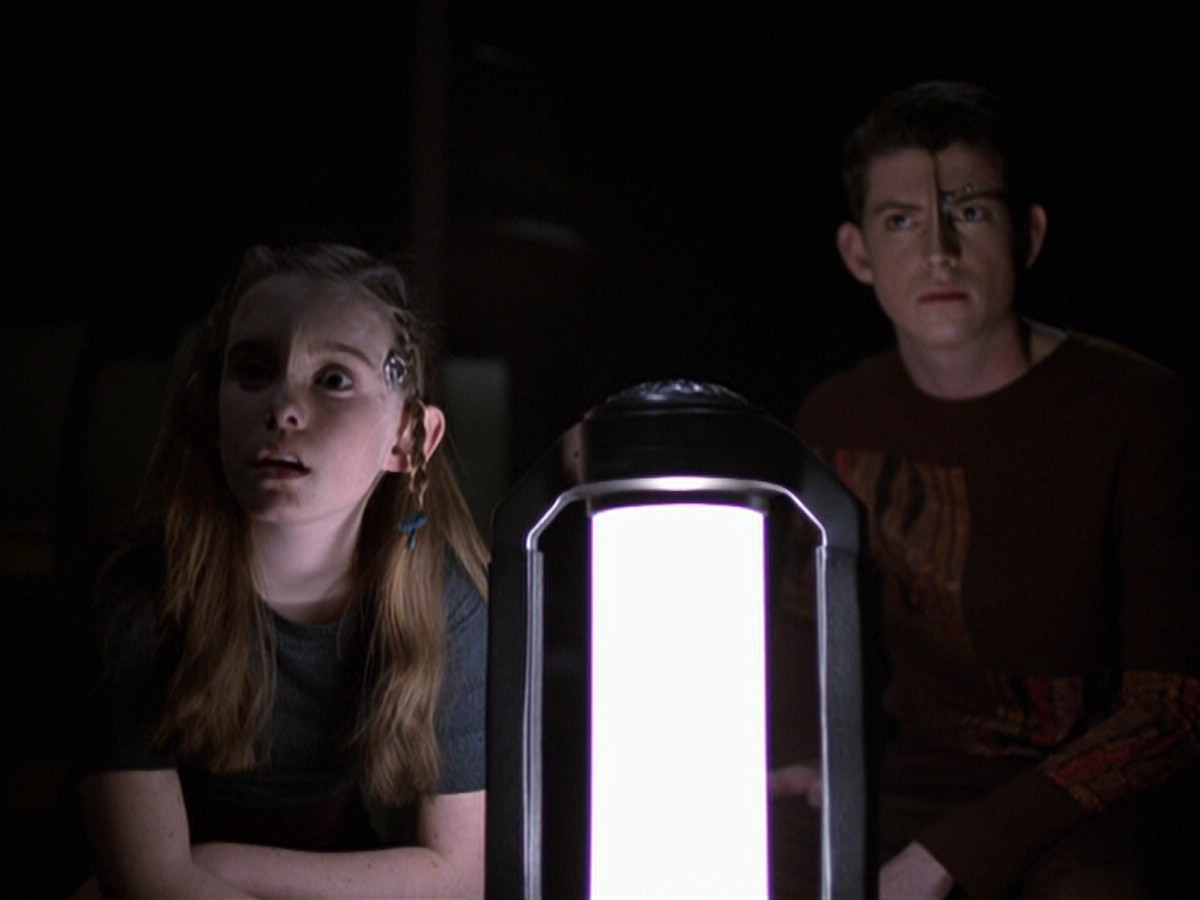 extant_StarTrek_VOY_6x25-TheHauntingOfDeckTwelve_02829.jpg
