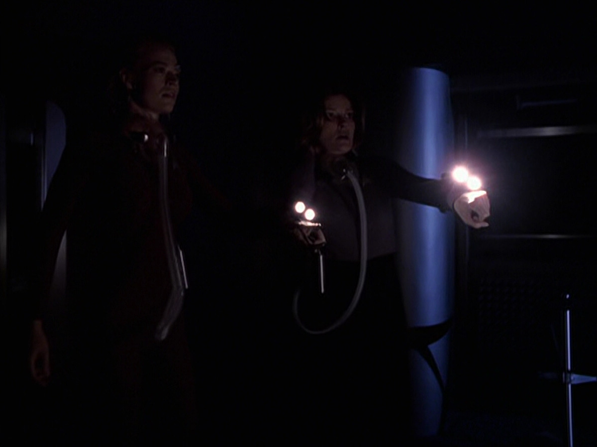 extant_StarTrek_VOY_6x25-TheHauntingOfDeckTwelve_02849.jpg