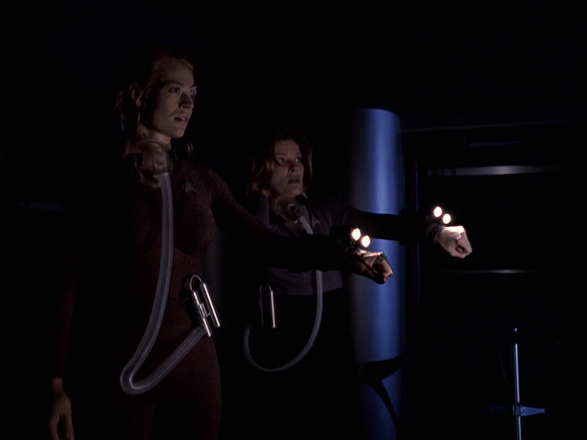 extant_StarTrek_VOY_6x25-TheHauntingOfDeckTwelve_02858.jpg