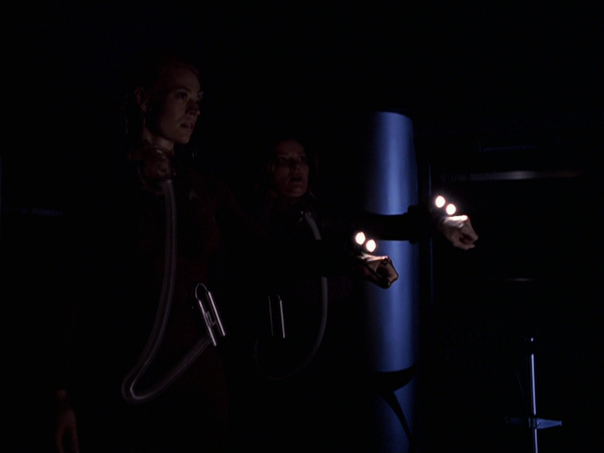 extant_StarTrek_VOY_6x25-TheHauntingOfDeckTwelve_02860.jpg