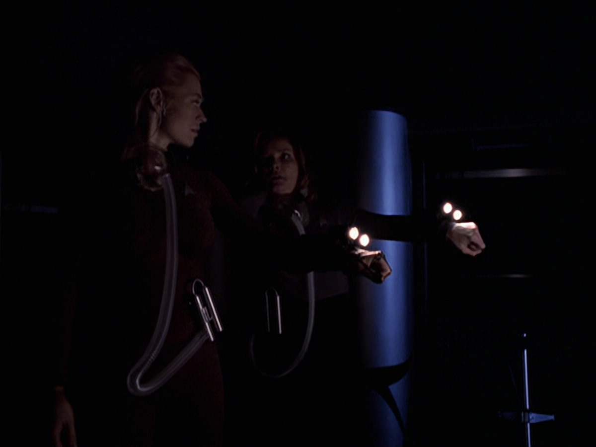 extant_StarTrek_VOY_6x25-TheHauntingOfDeckTwelve_02861.jpg