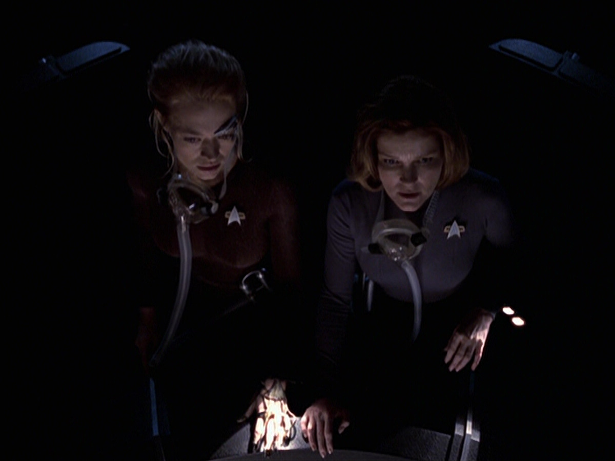 extant_StarTrek_VOY_6x25-TheHauntingOfDeckTwelve_02878.jpg