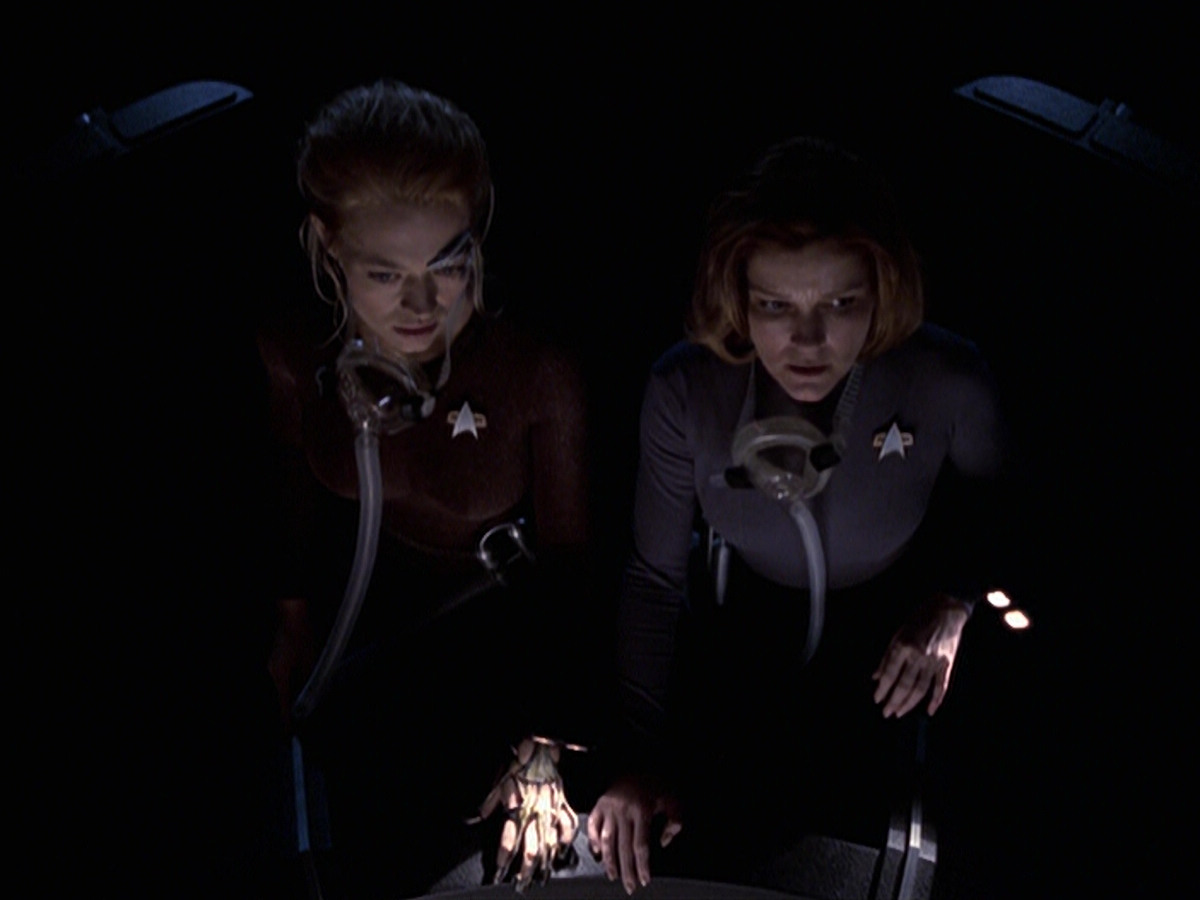 extant_StarTrek_VOY_6x25-TheHauntingOfDeckTwelve_02880.jpg
