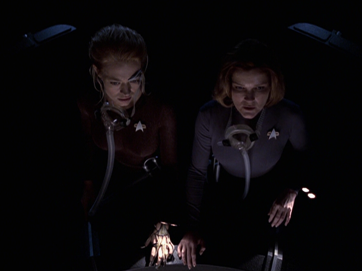 extant_StarTrek_VOY_6x25-TheHauntingOfDeckTwelve_02882.jpg
