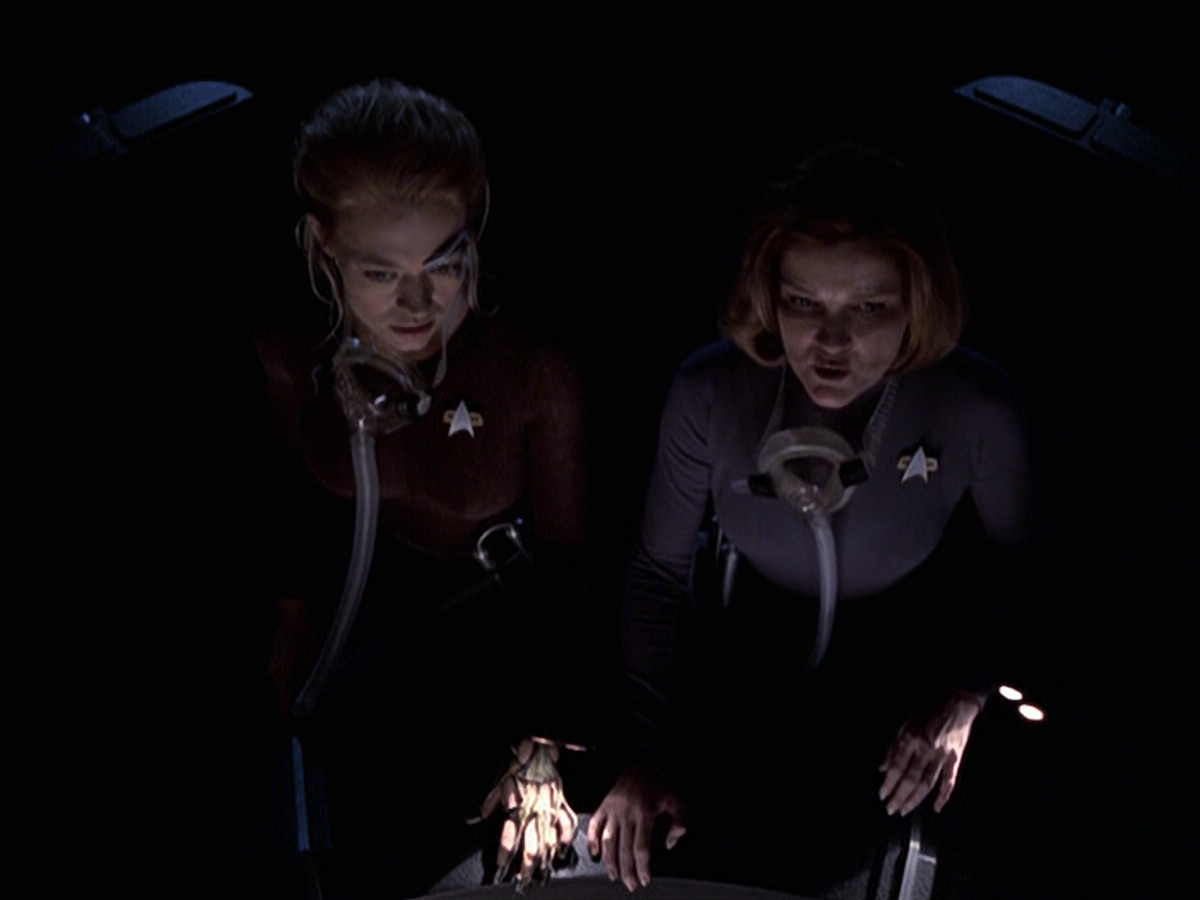 extant_StarTrek_VOY_6x25-TheHauntingOfDeckTwelve_02883.jpg