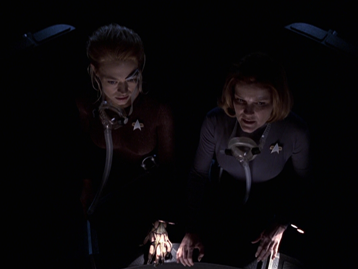 extant_StarTrek_VOY_6x25-TheHauntingOfDeckTwelve_02884.jpg