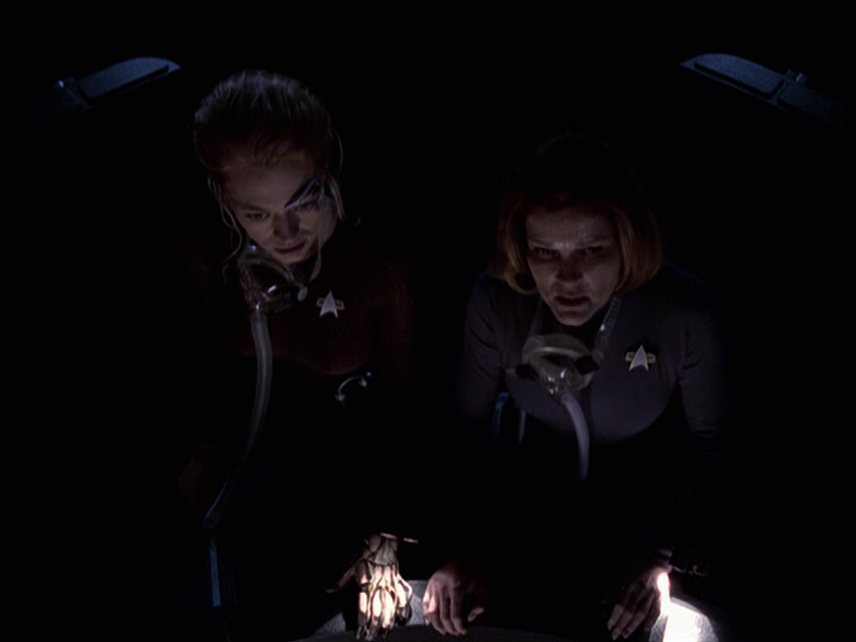 extant_StarTrek_VOY_6x25-TheHauntingOfDeckTwelve_02892.jpg