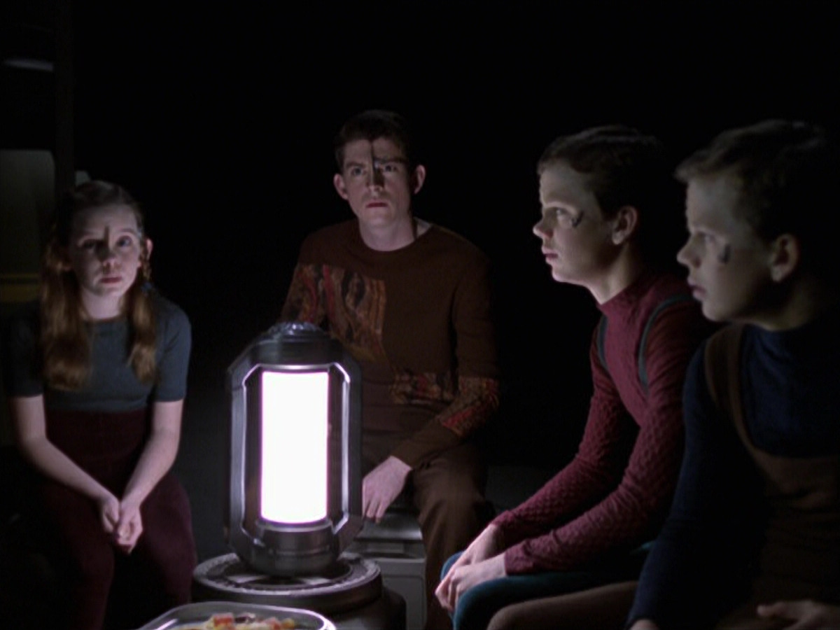 extant_StarTrek_VOY_6x25-TheHauntingOfDeckTwelve_03051.jpg