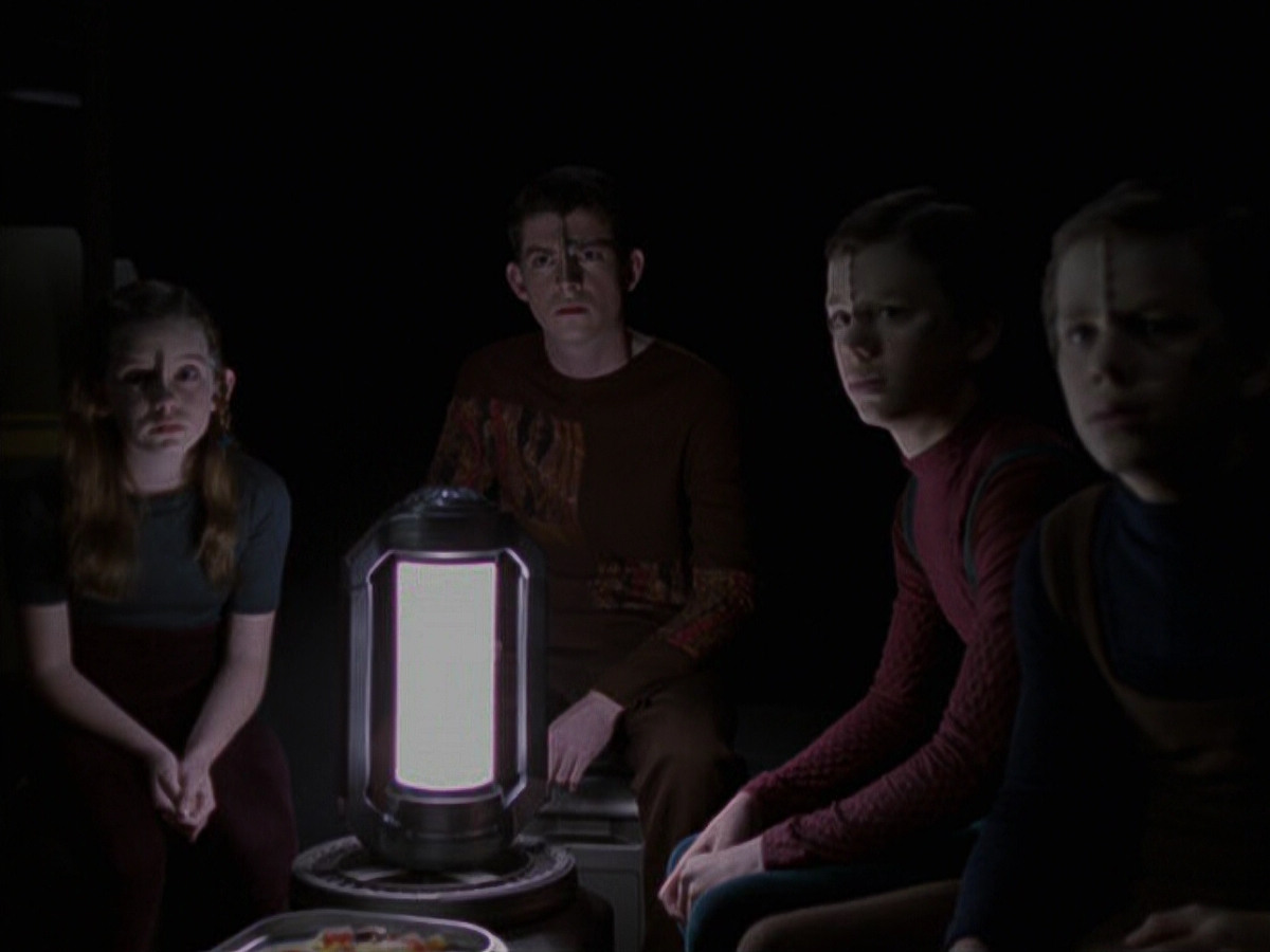 extant_StarTrek_VOY_6x25-TheHauntingOfDeckTwelve_03053.jpg