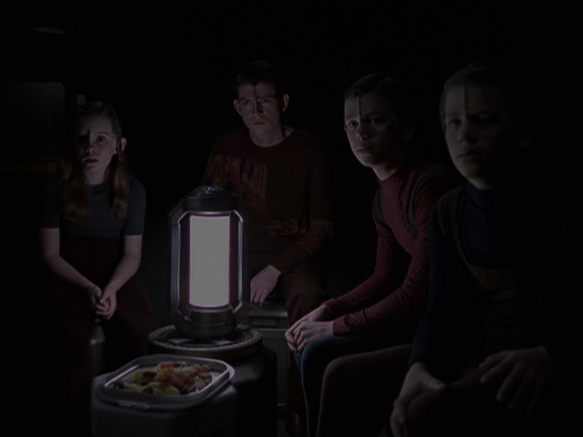 extant_StarTrek_VOY_6x25-TheHauntingOfDeckTwelve_03057.jpg