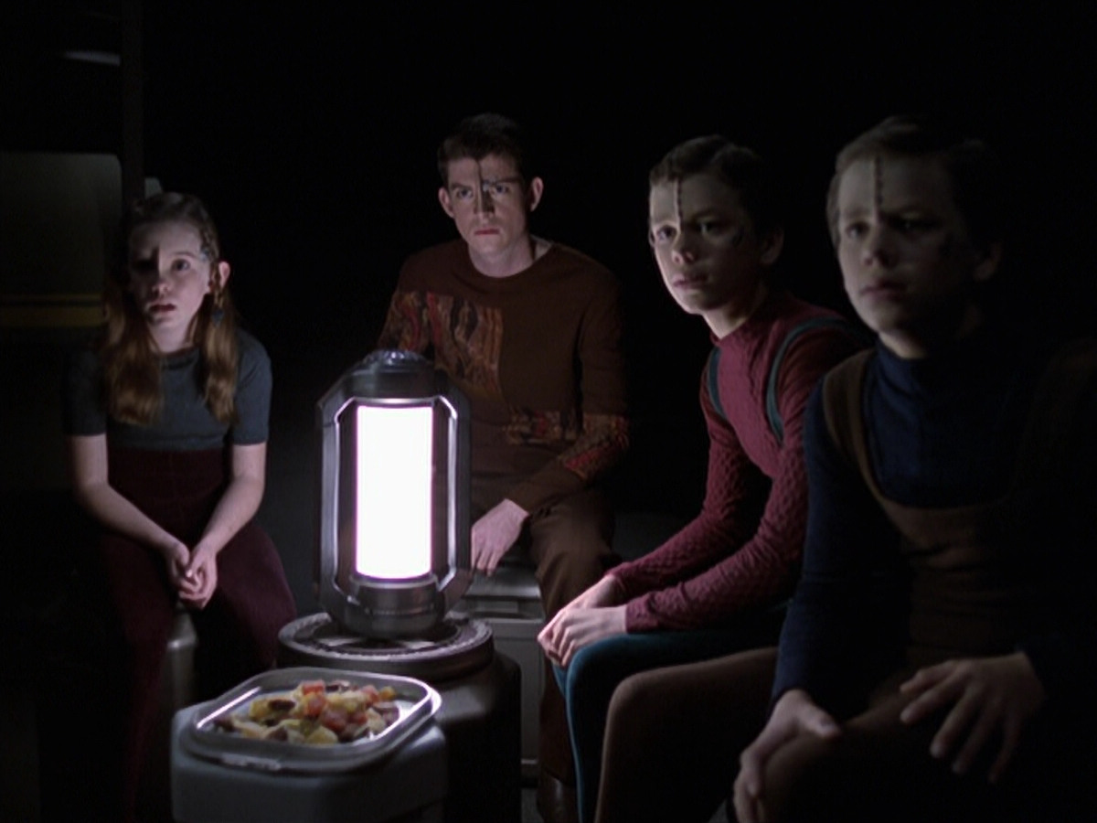 extant_StarTrek_VOY_6x25-TheHauntingOfDeckTwelve_03059.jpg