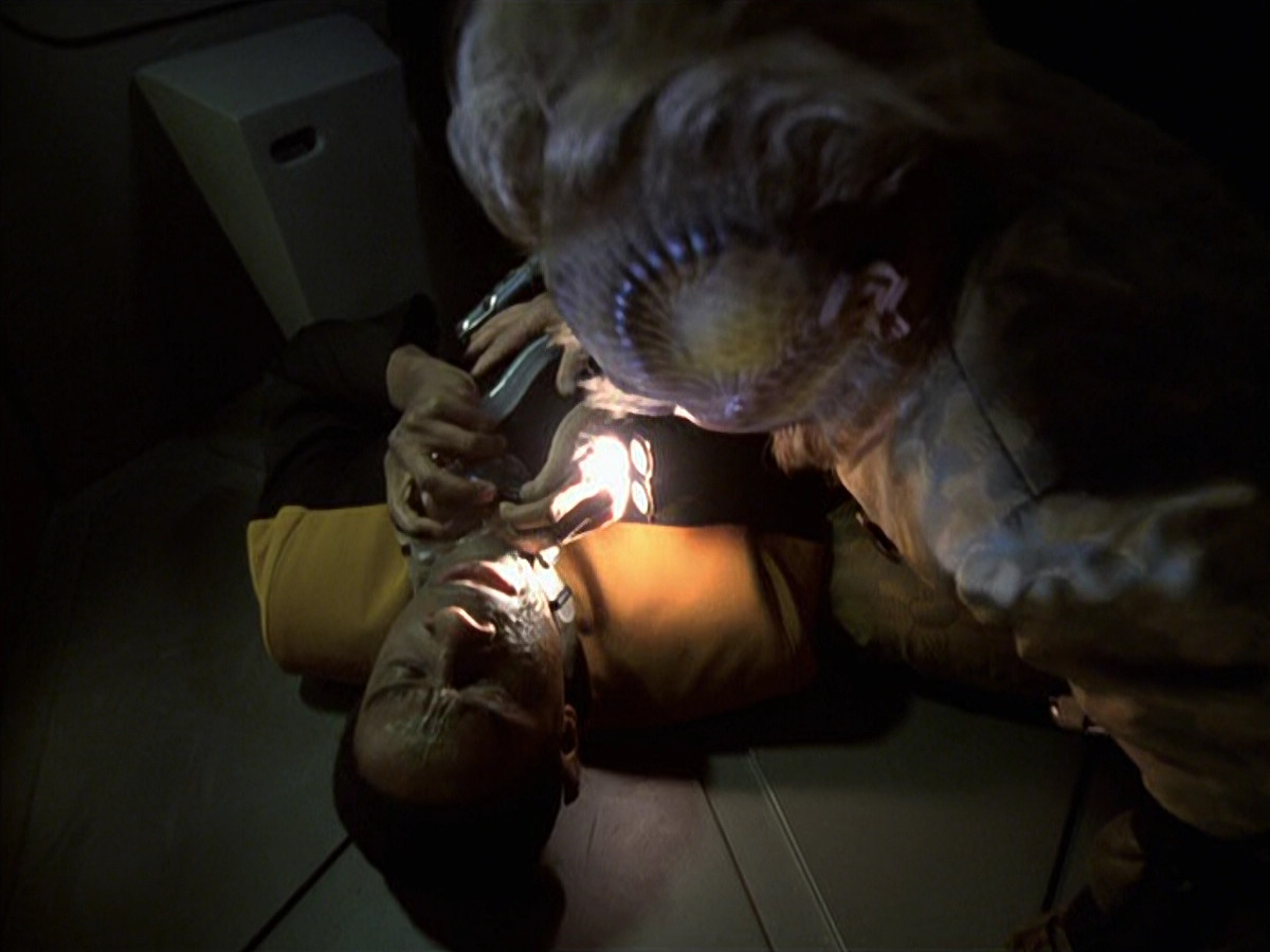 extant_StarTrek_VOY_6x25-TheHauntingOfDeckTwelve_03139.jpg