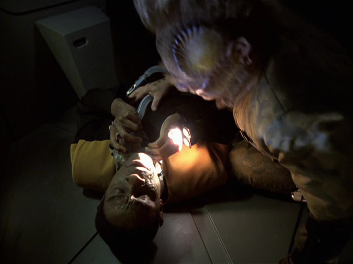 extant_StarTrek_VOY_6x25-TheHauntingOfDeckTwelve_03141.jpg