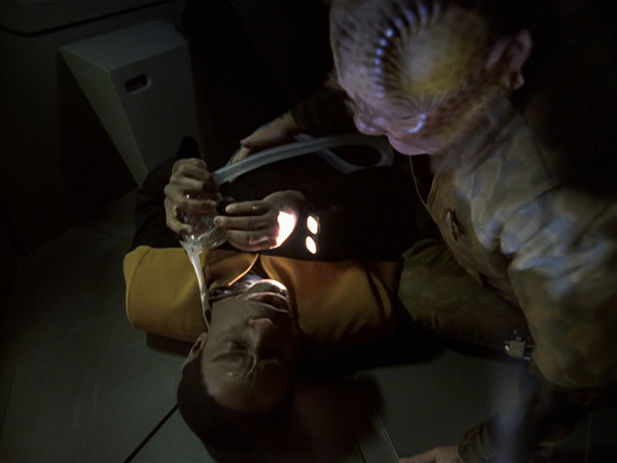 extant_StarTrek_VOY_6x25-TheHauntingOfDeckTwelve_03143.jpg