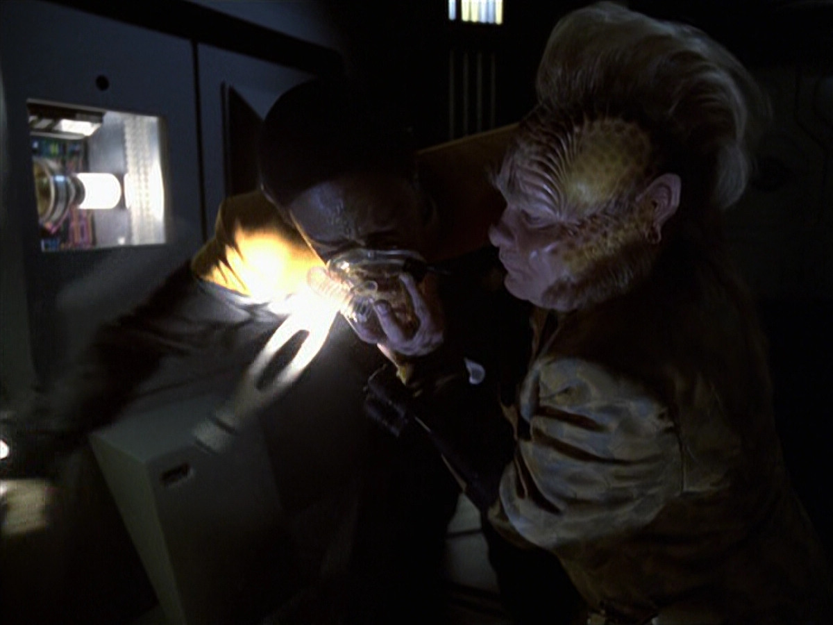 extant_StarTrek_VOY_6x25-TheHauntingOfDeckTwelve_03185.jpg